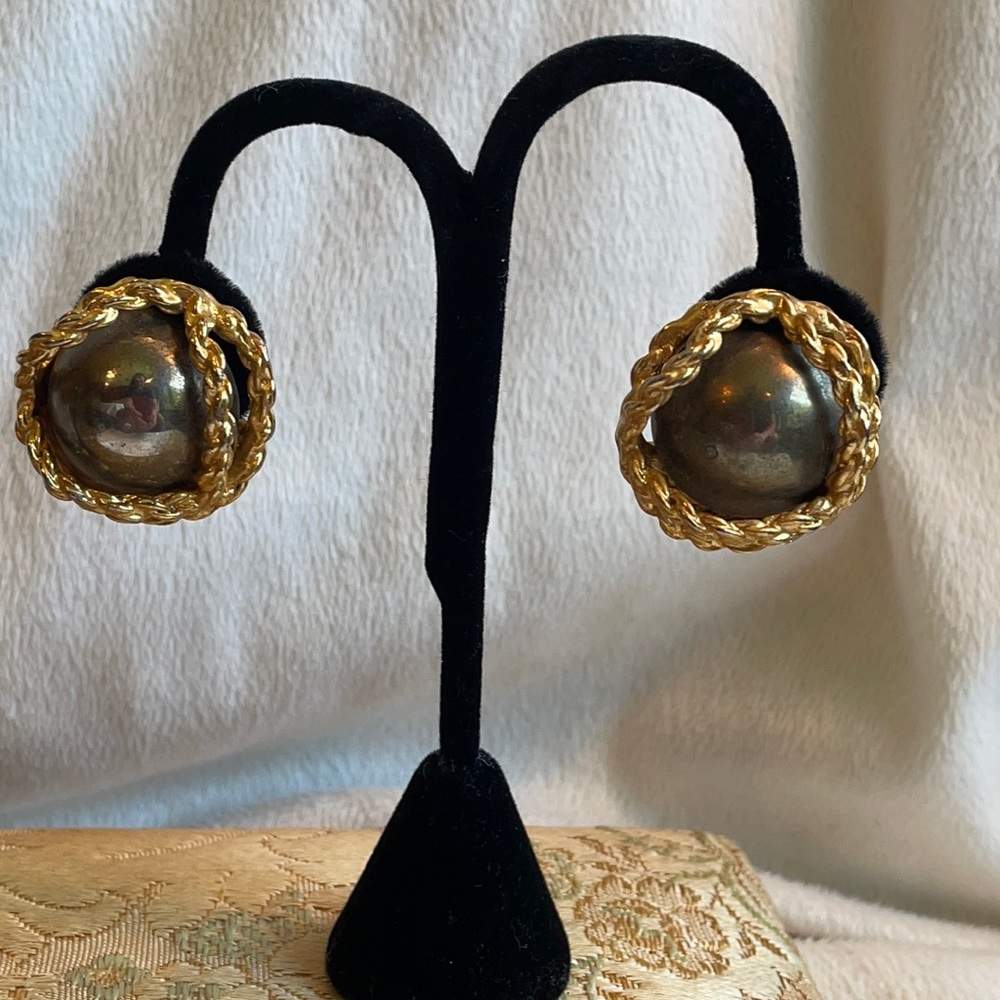 VTG Norma Jean statement clip on earrings